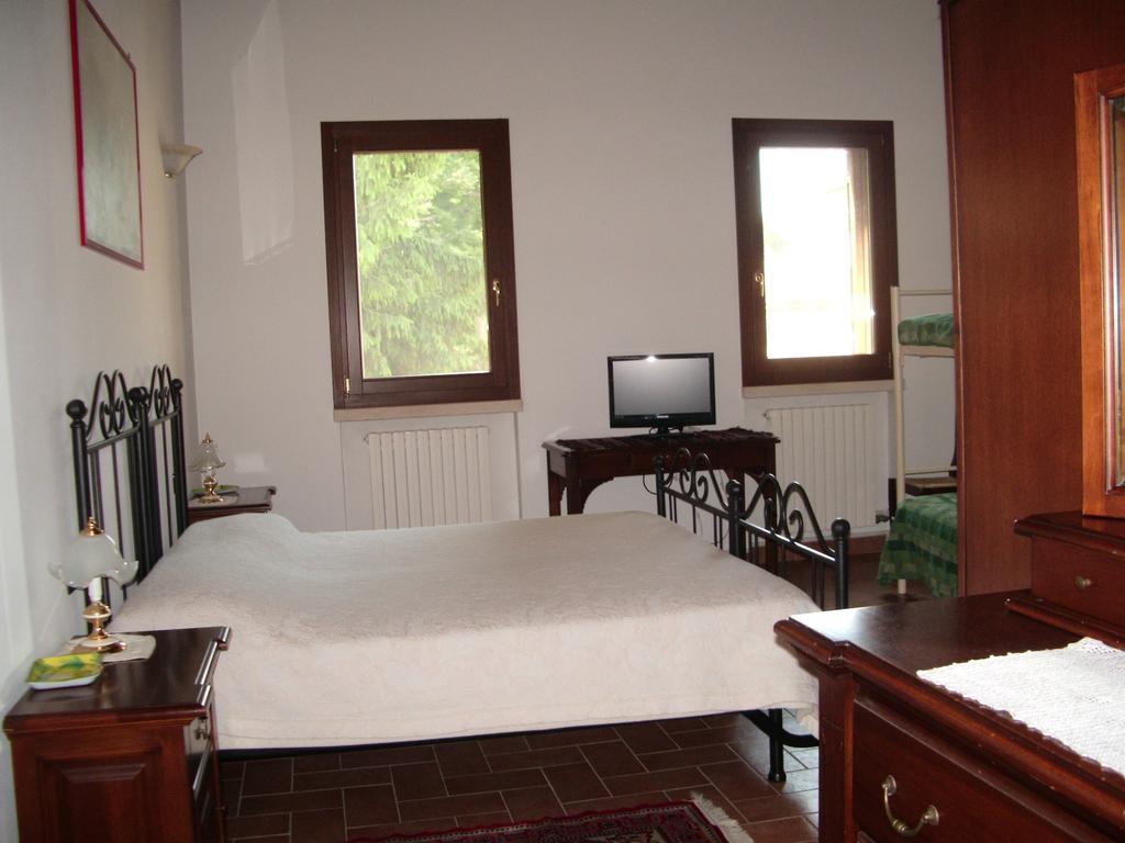 Agriturismo Antica Corte Cason Ronco allʼAdige Rum bild